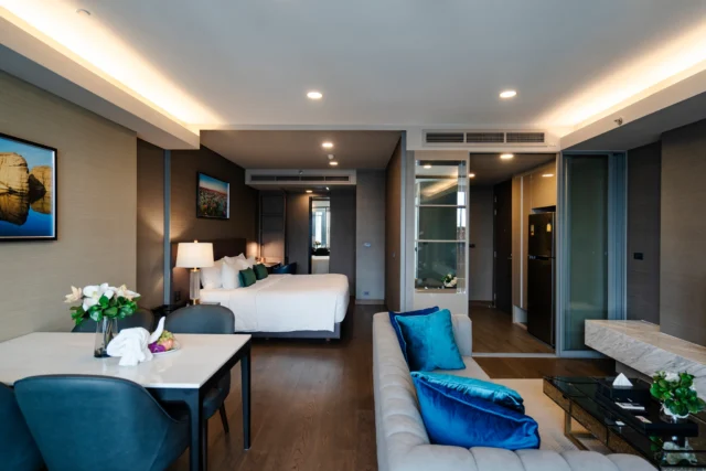🛏️ 𝐒𝐭𝐮𝐝𝐢𝐨 𝐄𝐱𝐞𝐜𝐮𝐭𝐢𝐯𝐞 𝐊𝐢𝐧𝐠 – Your Personal Comfort Zone in the Heart of Bangkok Step into a space designed for both work and rest. 🌟 

📍 Wyndham Bangkok Queen Convention Centre
📲 Book now for exclusive rates! Click wyndhambangkokqueen.com
.
#BangkokStaycation  #BusinessAndComfort  #CityEscapeBangkok #HotelInBangkok